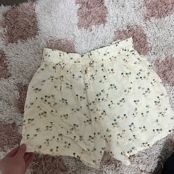 Whimsy + Row Valentina Cream Floral Shorts 🌴 - Picture 9 of 10